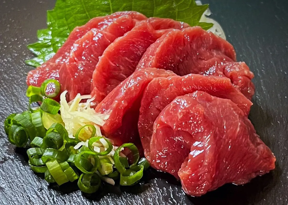 鮮やかな赤身肉のアップ