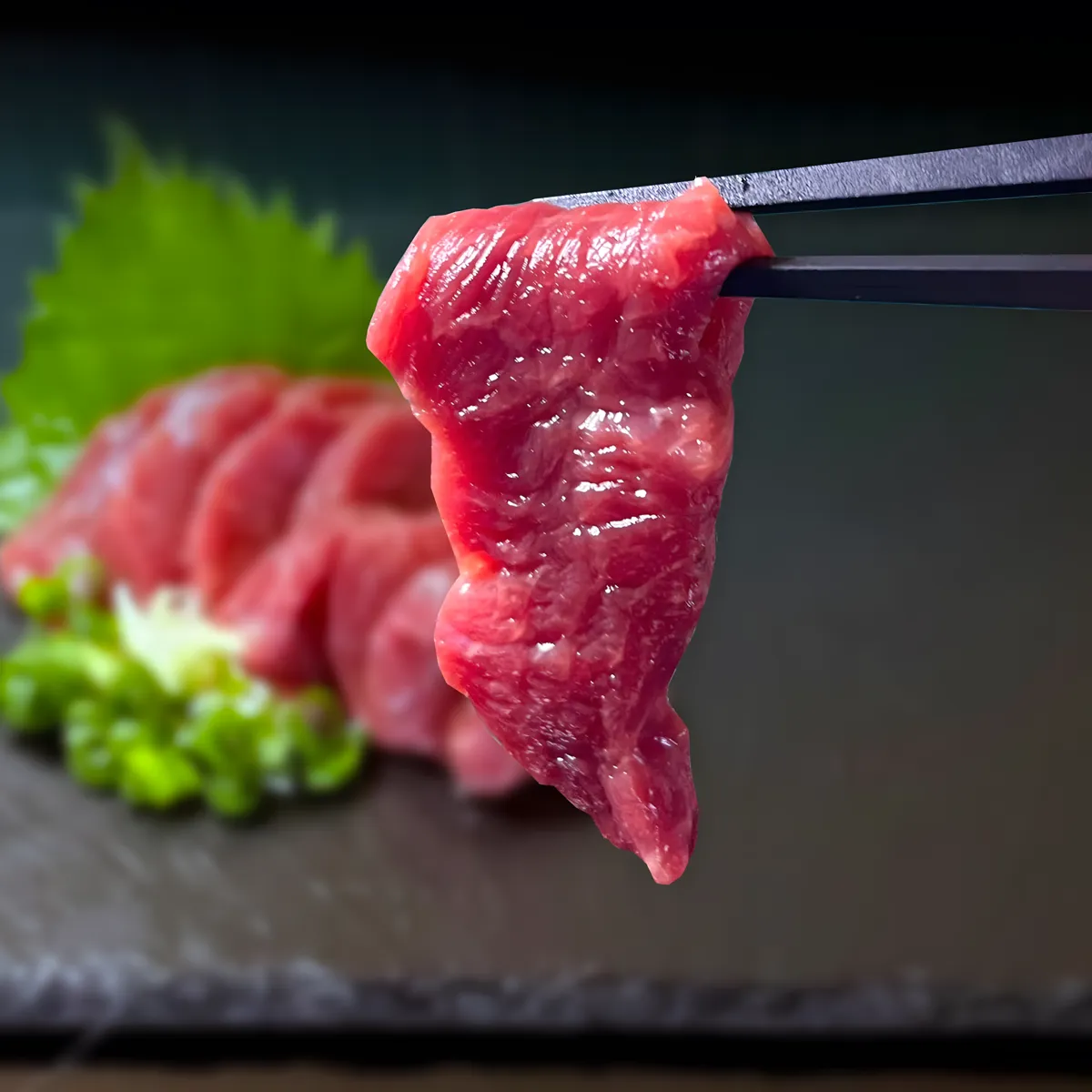 箸で持ち上げた柔らかな赤身肉