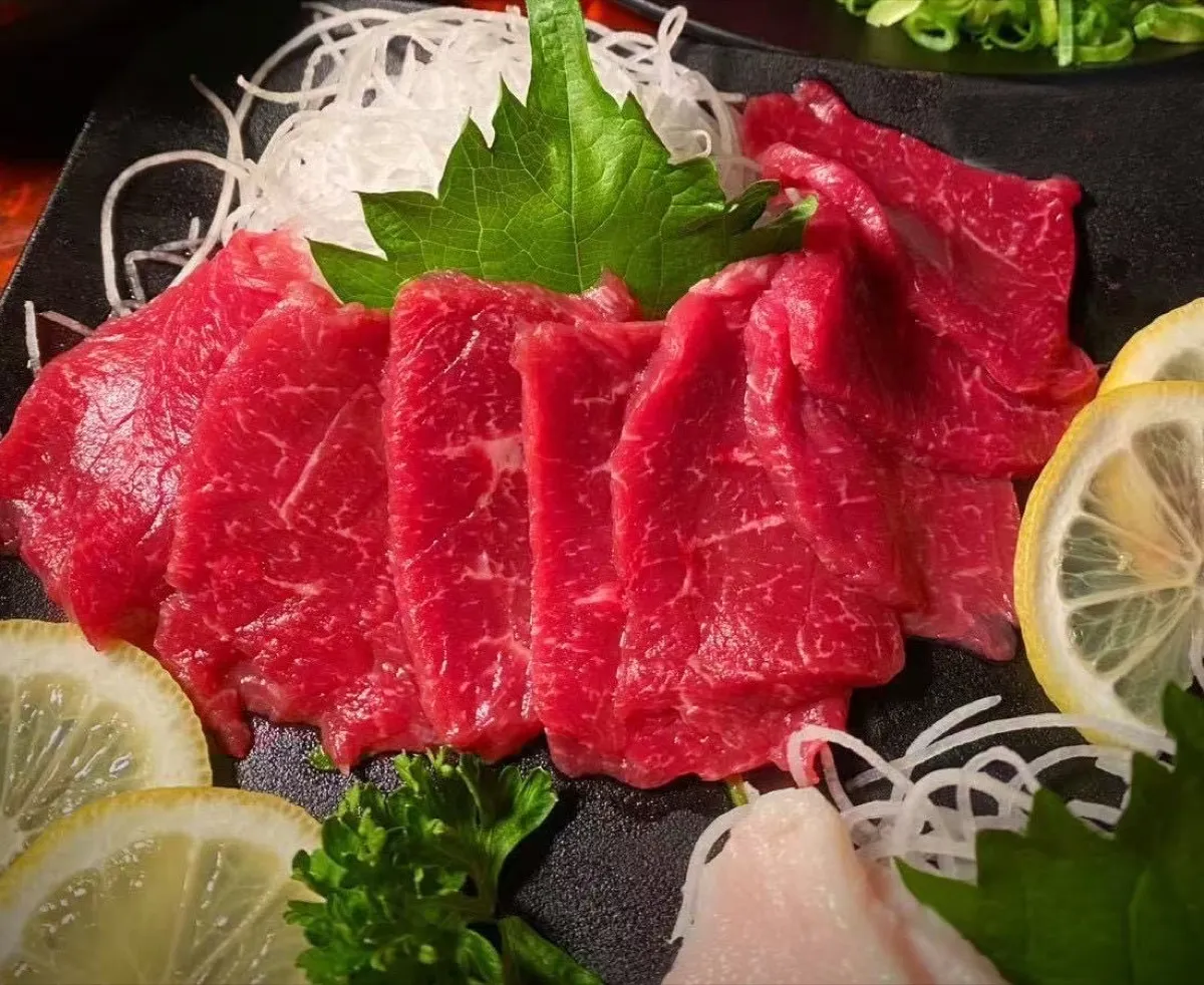 品質管理された馬肉の盛り合わせ